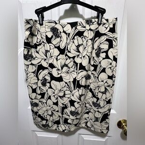 Jones Studio Black and Cream Floral Pencil Skirt